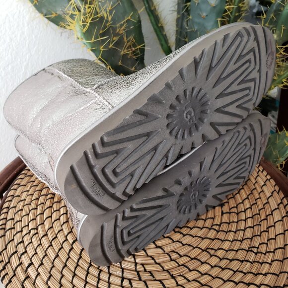 UGG Classic Short Metallic Sparkle Boot Silver Tone Leather size 7 Women's - Picture 11 of 12